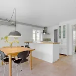 Awesome In With Kitchen 度假居